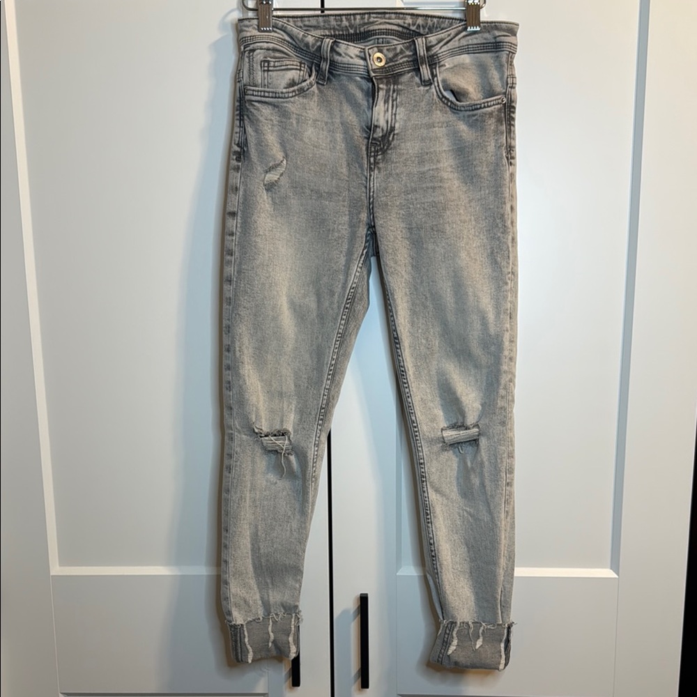 Zara Gray Cropped Ankle Jeans with Distressed Finish